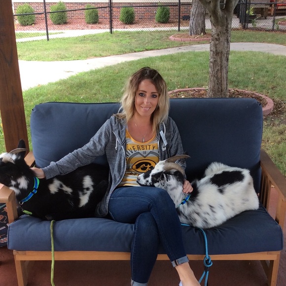 Meet your Posher, Carrie - Picture 1 of 1